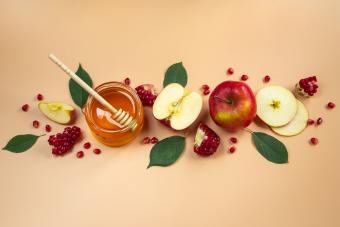 Rosh Hashanah Traditions to Have the Sweetest New Year